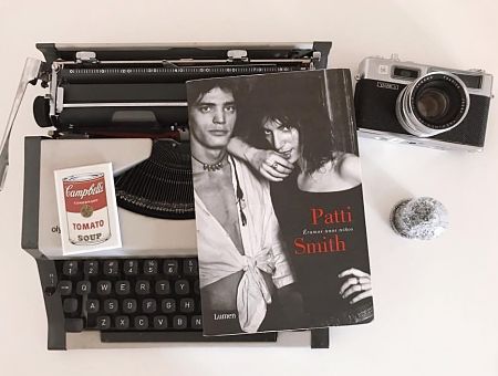 El libro de Patti Smith "Eramos unos niños" apoyado sobre antigua maquina de escribir