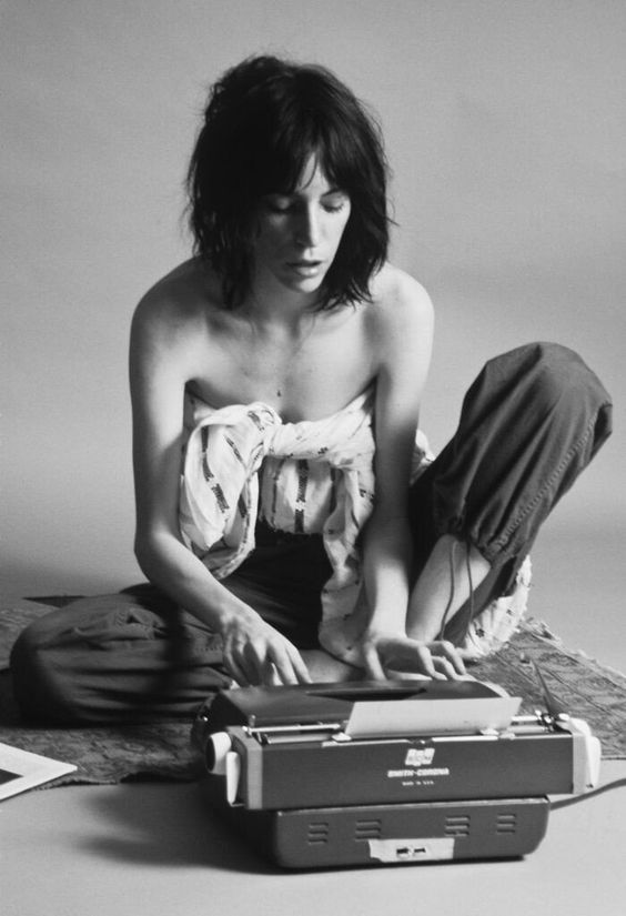 Foto en blanco y negro de Patti Smith escribiendo