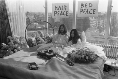 John Lennon y Yoko Ono durante el mitico Bed In