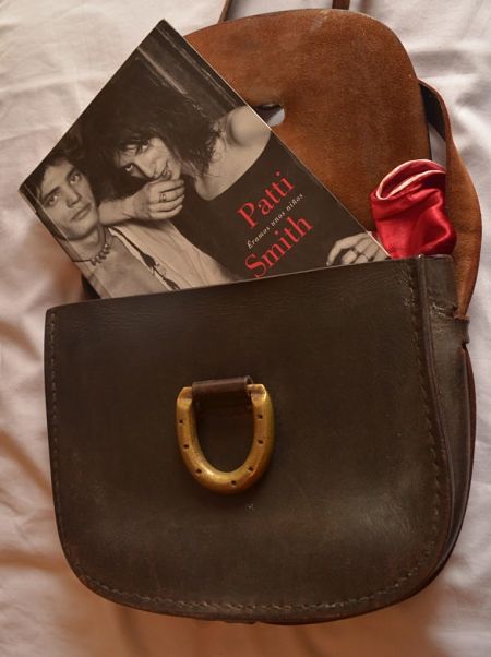 Libro de Patti Smith junto a cartera