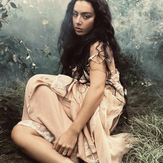 Charli XCX lanza Wuthering Heights: pop gótico y emocional inspirado en Cumbres Borrascosas