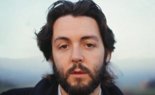 Paul McCartney en el documental Man on the Run disponible en Prime Video