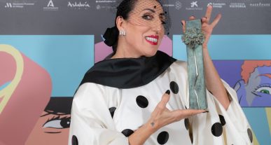 Rossy de Palma recibiendo el Premio Málaga–SUR en el Teatro Cervantes durante la gala del Festival de Málaga
