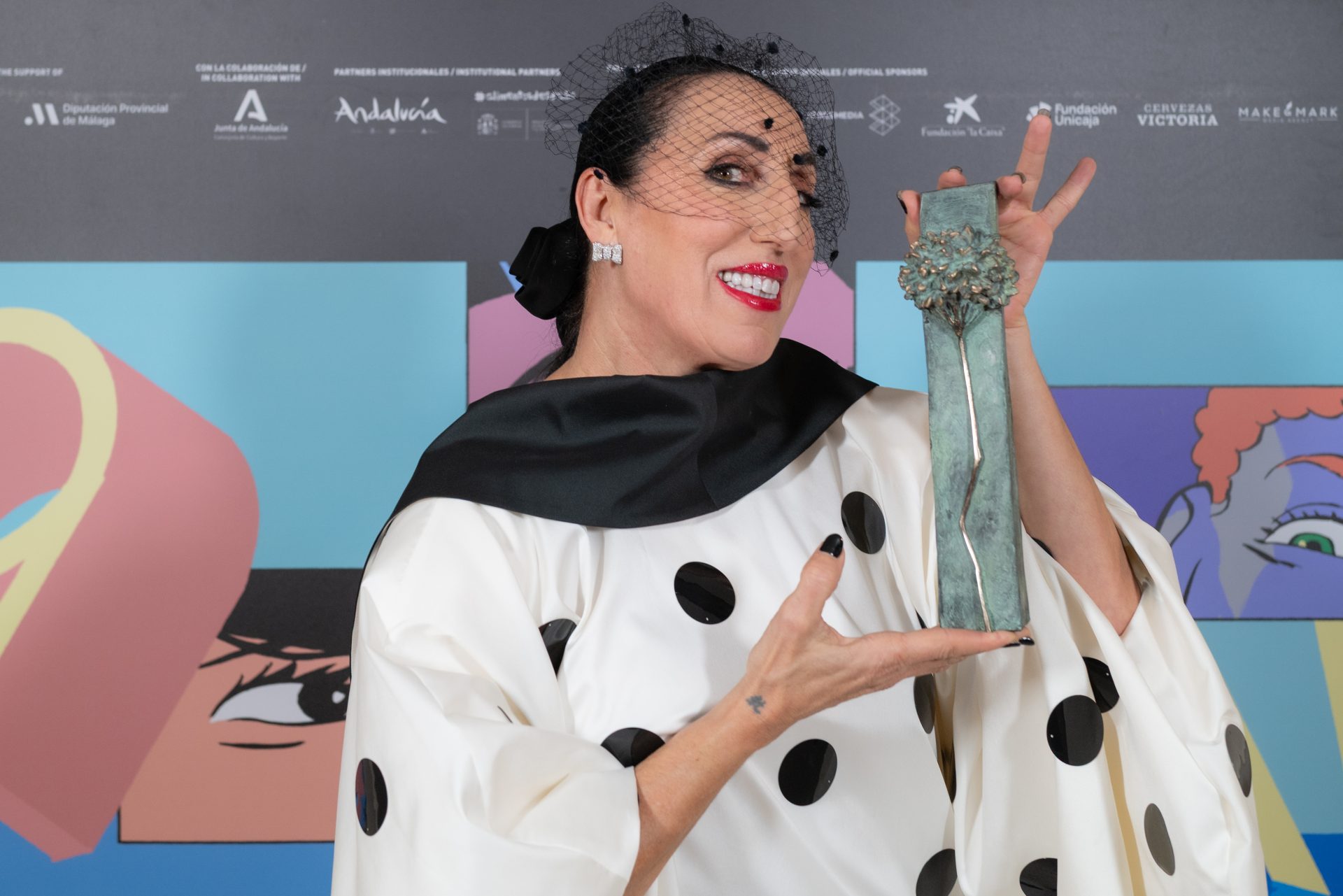 Rossy de Palma recibiendo el Premio Málaga–SUR en el Teatro Cervantes durante la gala del Festival de Málaga